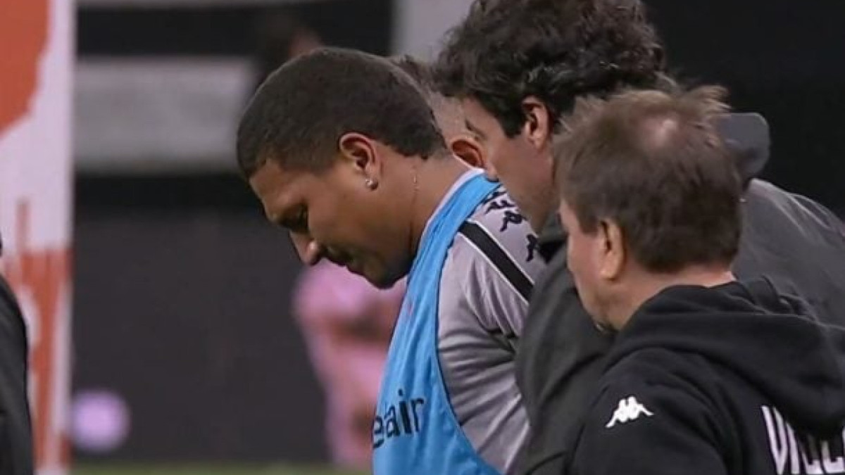 Volante do Vasco prende o pé no gramado minutos antes da final contra o Corinthians, sente dores fortes e vira desfalque imediato para Diniz