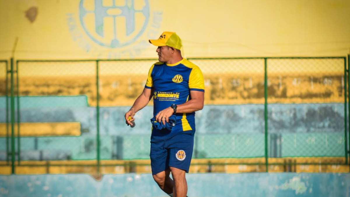 Técnico Adriano Albino comanda treino para o elenco do Horizonte