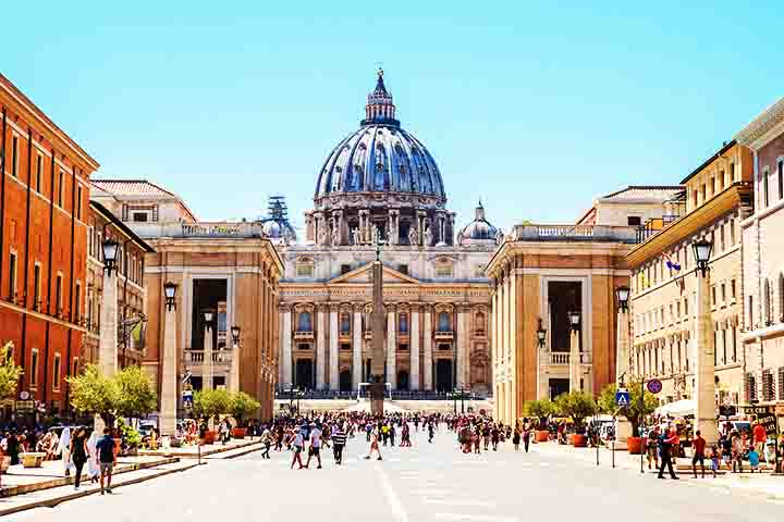 O texto também critica a instrumentalização política da figura religiosa. Busca, então, valorizar o papel de Maria no projeto de salvação de Jesus, porém como intercessora, mãe do povo fiel que roga, sem autonomia para ser corredentora.