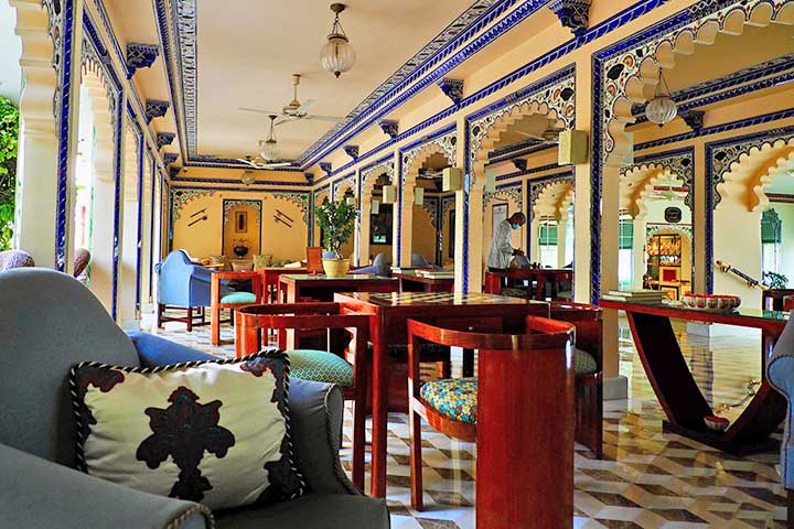 O interior do palácio funciona quase como um museu, com corredores estreitos que abrigam armas antigas, pequenos templos e registros da genealogia da família real Mewar.