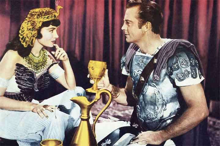 Sua trajetória ficou marcada pela relação próxima com Roma, especialmente com o general Júlio César. Depois de uma guerra civil contra o irmão, que terminou com sua vitória, Cleópatra consolidou-se como rainha ao lado de César, com quem manteve um relacionamento e teve um filho, Cesarião. 
