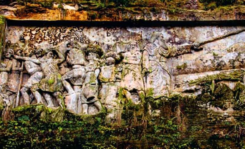 Na “Passagem do Mar Vermelho” foi esculpido Moisés conduzindo o povo Hebreu pelas terras do faraó — é considerado o painel mais trabalhoso feito pelo artista.