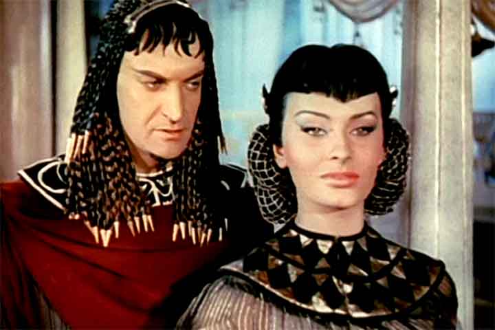 Sua ascensão se deu em meio a disputas internas, crises políticas e a crescente influência de Roma sobre o Mediterrâneo. Inteligente, culta e fluente em vários idiomas, Cleópatra destacou-se por sua habilidade diplomática e pela capacidade de exercer poder em um ambiente dominado por homens.
