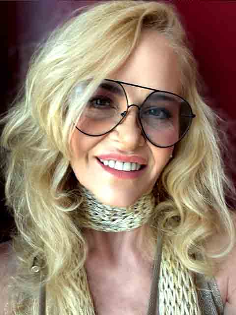 Com 1,80 metro de altura, foi frequentemente apontada como uma das figuras que ajudaram a consolidar a chamada Era das Top Models no país, integrando um momento de forte valorização da moda brasileira no cenário internacional.
