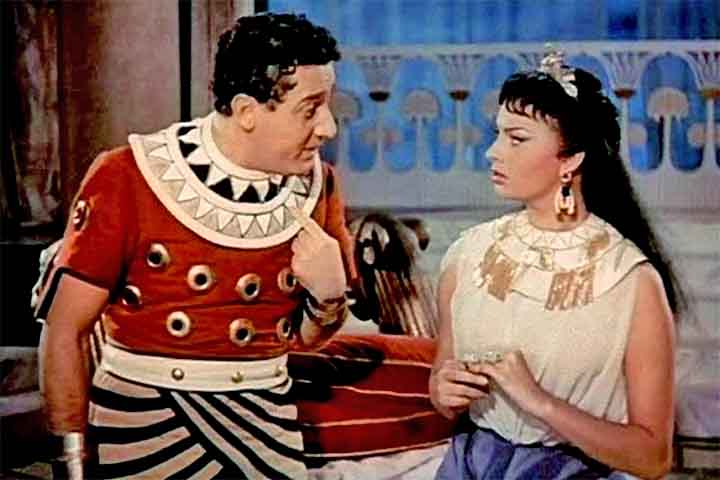Outra estrela do cinema mundial que encarnou a rainha egípcia foi a italiana Sophia Loren, no filme Duas Noites com Cleópatra, de 1953.
