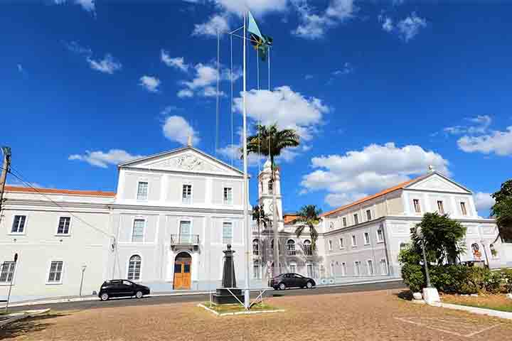 É conhecida como o Berço da República por ter sediado a Convenção Republicana em 1873, um marco fundamental para a Proclamação da República em 1889. 