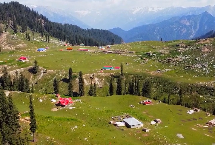 Administrativamente, a região foi dividida em vários distritos, como Kohistan Superior, Kohistan Inferior e Kolai-Palas.