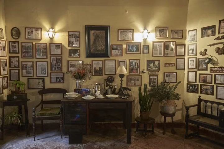 Para comemorar os 80 anos de história, foi inaugurada uma exposição que reúne fotos, menus antigos e objetos que resgatam memórias afetivas do lugar e da cidade do Rio.