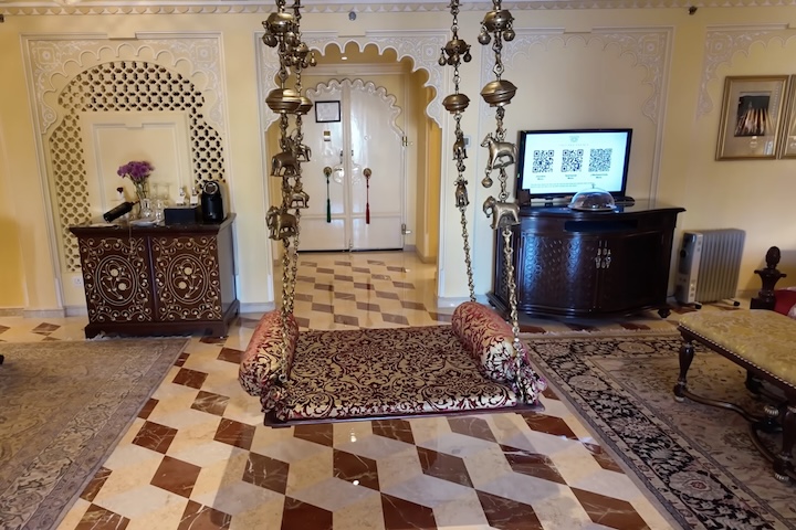 Algumas unidades, como a suíte Khush Mahal, mantêm o layout e a decoração usados pelas antigas rainhas, incluindo balanços suspensos e obras de arte originais.