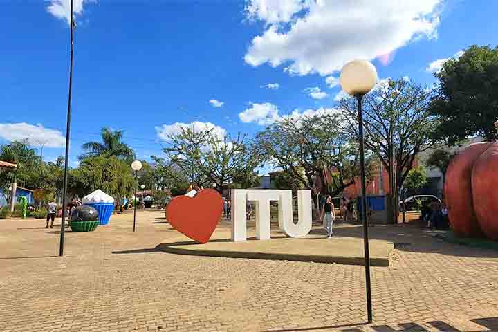 O nome Itu, do tupi Utu-Guaçu ou Itu-Guaçu, significa grande queda d'água, em referência a cachoeiras e mananciais da região. 