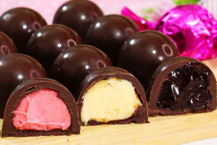 Com o passar do tempo, elas começaram a ser banhadas em chocolate derretido para que sua durabilidade fosse maior. Um doce, que apesar de nascer de forma sofisticada, se popularizou pelo mundo e está muito presente em solo brasileiro.