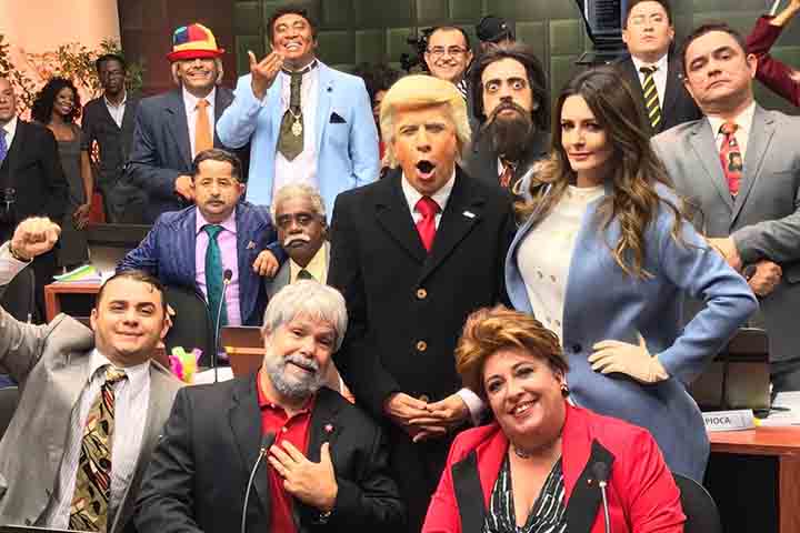 No ano seguinte, protagonizou “Casa dos Políticos”, uma sátira à corrupção no Brasil e ao reality “Casa dos Artistas”, e estreou o programa de auditório “Multi Tom”, exibido até o final de 2017. 
