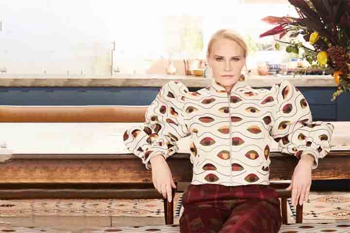 Em 2005, lançou o livro O Caminho da Passarela durante a 20ª edição da São Paulo Fashion Week, publicação voltada a modelos iniciantes, com orientações e dicas sobre a construção de uma carreira profissional.
