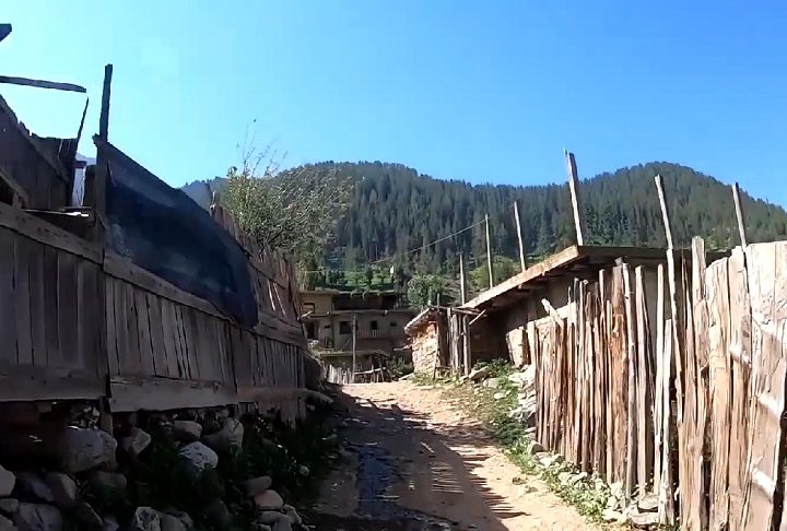 Até hoje, a falta de acesso, a pobreza e o analfabetismo ainda são desafios significativos dessa região.