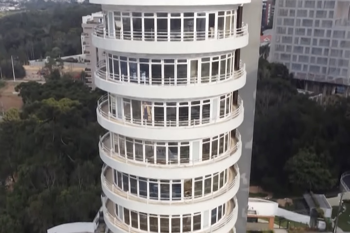 As unidades, vendidas por cerca de R$ 835 mil em 2004, nunca foram habitadas.