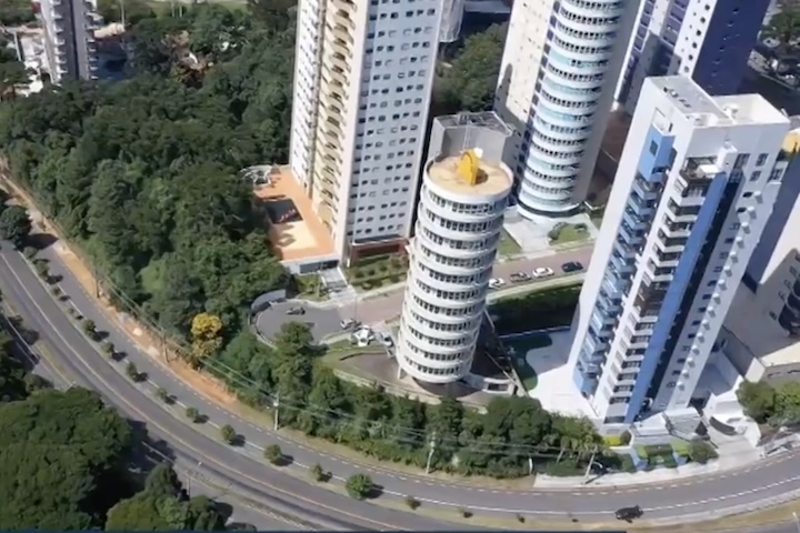 O Edifício Suite Vollard, como é chamado, foi idealizado em 1994 e inaugurado em 2004 no bairro Mossunguê, em Curitiba. 