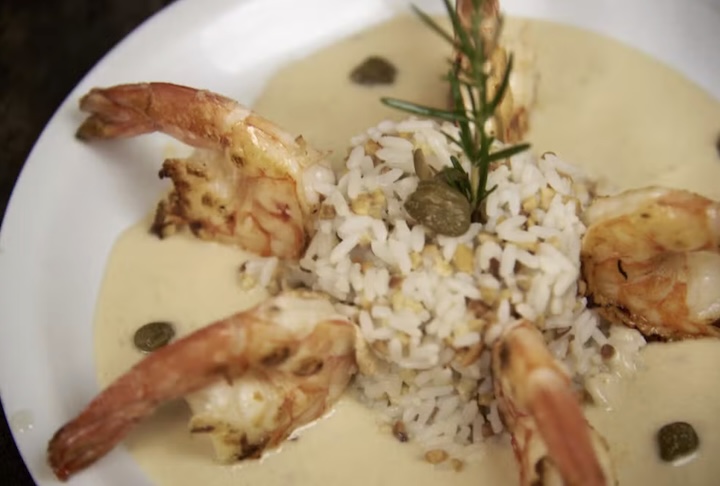 Até hoje, o cardápio preserva o estilo das décadas de 1950 e 1960, com pratos tradicionais como o medalhão ao molho roquefort e o salmão ao molho de maracujá. 