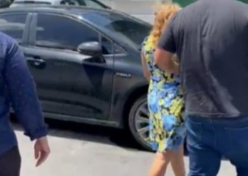 A mulher suspeita de ter matado a própria filha a golpes de faca foi encaminhada á delegacia 