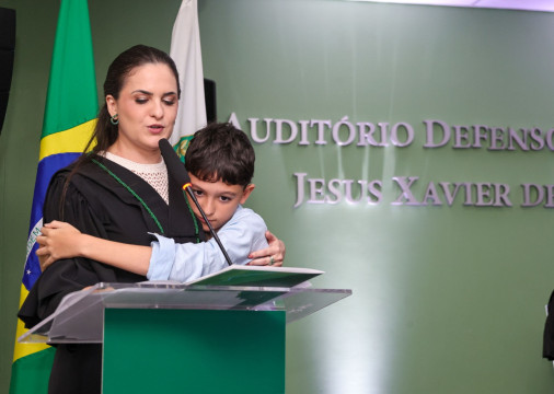 Defensora-geral S&acirc;mia Farias &eacute; abra&ccedil;ada por filho durante discurso de posse