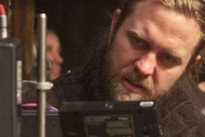 Antes do cinema, Rinsch foi diretor de comerciais e curtas-metragens, como The Gift, de 2010, que ganhou prêmios no Festival de Cannes.