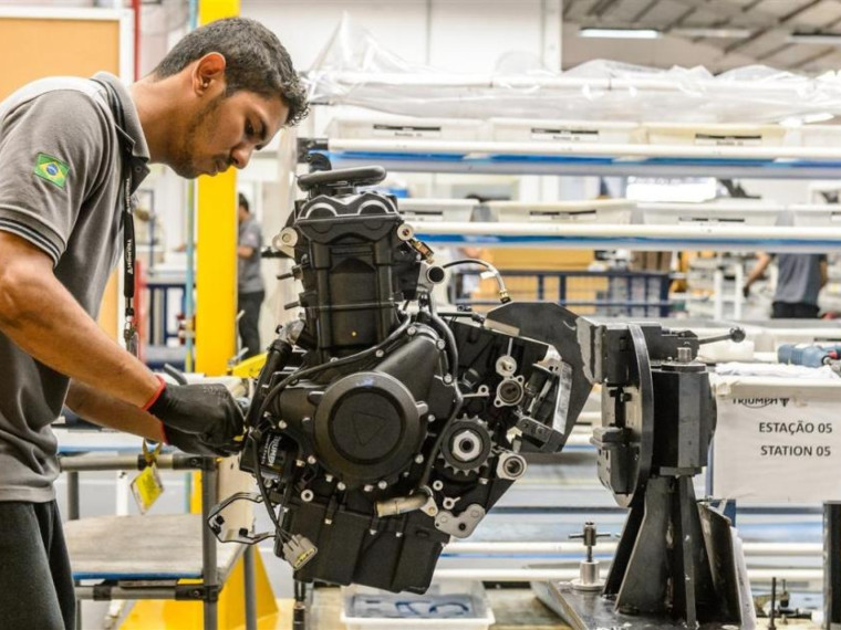 Linha de produção da fábrica Triumph Motorcycles Brasil - Manaus (AM) 