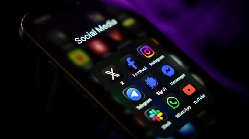 Criadores de conteúdo afirmam que vídeos no TikTok convidando o espectador a visitar canais do YouTube recebem menos visualizações. A plataforma nega qualquer manipulação neste sentido. 