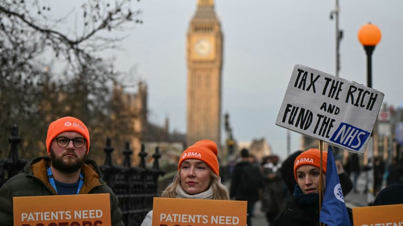 Médicos realizaram 14 graves desde 2023 na Inglaterra. Residentes demandam aumento salarial e mais subsídios ao sistema nacional de saúde 