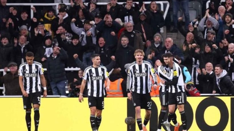 Quando o cenário caminhava para a disputa de pênaltis, Lewis Miley, de 19 anos, garante o 2 a 1 que coloca os Magpies na semifinal 