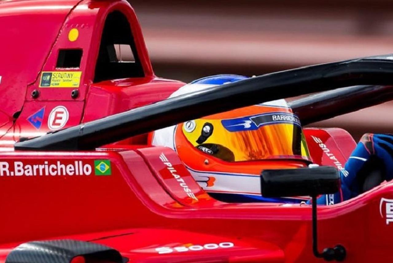 Isso porque ele liderava a prova e entregou a posição da corrida para Schumacher, seu companheiro de equipe. A ordem foi da própria  equipe e Rubens fez questão de deixar o alemão ficar na frente justamente nos últimos metros da corrida.