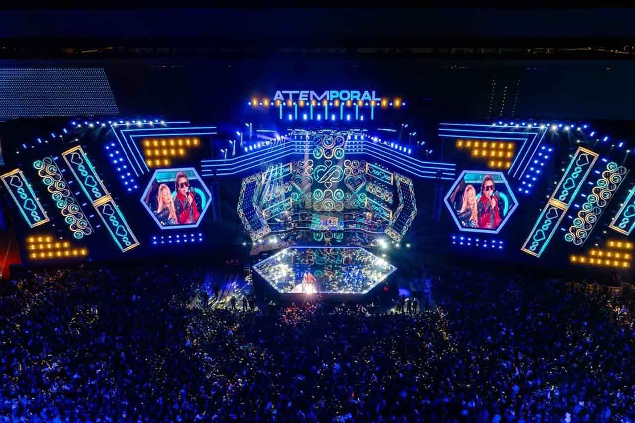 O evento, ocorrido no dia 9/8/2025,  portanto, uma semana antes da data de aniversário de Paulinha Abelha —, aconteceu na Neo Química Arena, em São Paulo, com público de 15 mil pessoas e ingressos esgotados. O projeto foi iniciado há dois anos, portanto, no ano anterior à morte da cantora.  