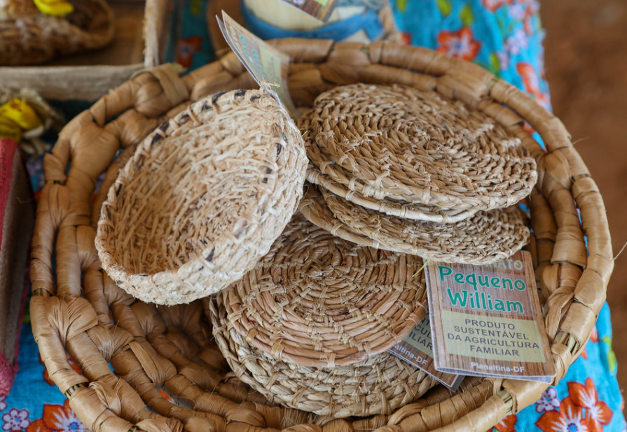 Artesanato em palha de bananeira - Comum em cidades da Bahia, como Ilhéus e Cachoeira, esse trabalho também ganhou força em Planaltina (DF). O trabalho com palha de bananeira é uma arte antiga e produz uma variedade de peças, incluindo bolsas, chapéus e redes. A palha é extraída e trabalhada manualmente, gerando peças resistentes e de estética rústica.
