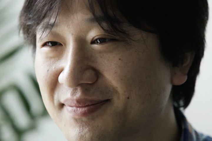 Na época, o designer Shigetaka Kurita criou o primeiro conjunto de 176 símbolos com o objetivo de facilitar a comunicação em mensagens curtas de celular.