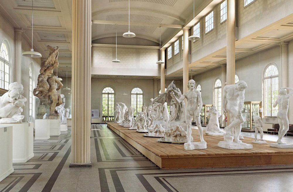  Museu Rodin (Meudon, França): Rodin viveu nesta villa com mais de 50 assistentes. O museu exibe esculturas famosas, e o jardim é uma galeria a céu aberto. A casa mostra o processo criativo do escultor.