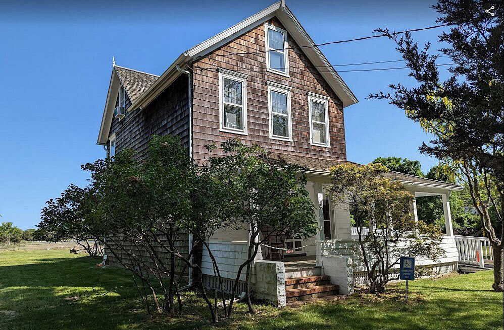 Casa e Estúdio de Jackson Pollock (Nova York, Estados Unidos): Jackson Pollock e Lee Krasner viveram aqui. O celeiro onde Pollock desenhava em tinta suas telas gigantes é preservado. A casa em East Hampton revela o universo do expressionismo abstrato.