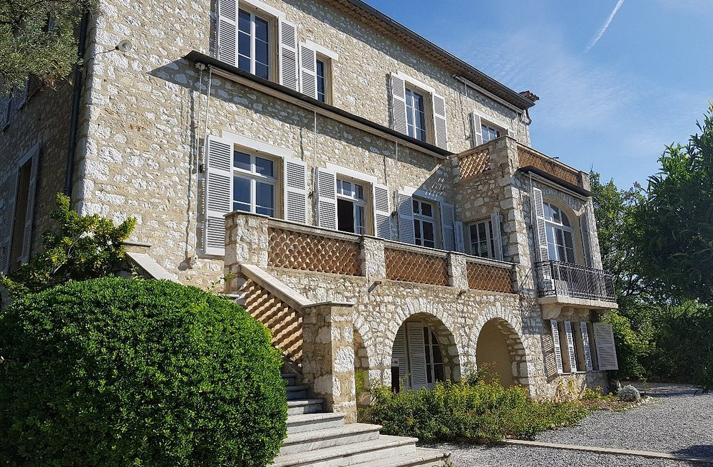 Casa de verão de Renoir (Cagnes-sur-Mer, França): Renoir passou seus últimos anos aqui. A casa tem esculturas, desenhos em tinta e um jardim mediterrâneo. O museu mostra sua luta contra a artrite e sua persistência artística.