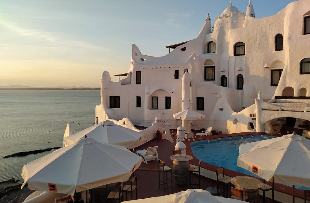 Casapueblo – Carlos Páez Vilaró (Punta Ballena, Uruguai): Construída pelo artista uruguaio, a casa é uma escultura habitável. Hoje é museu, hotel e centro cultural. O pôr do sol é celebrado com poesia todos os dias.
