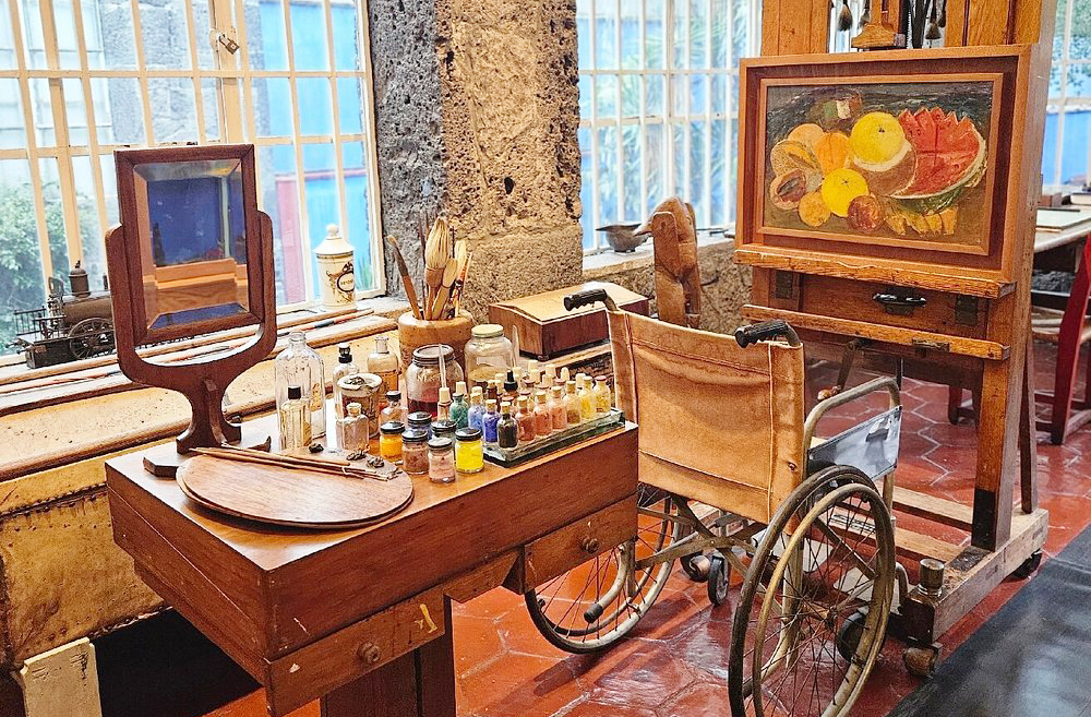 Museu Frida Kahlo (Cidade do México): A residência onde Frida nasceu, viveu e morreu é hoje um dos museus mais visitados do México. Com paredes azul-cobalto, abriga objetos pessoais, obras de arte, vestidos típicos, cartas e o espelho que Frida usava para desenhar suas artes deitada. O ambiente revela sua dor, identidade e força criativa.