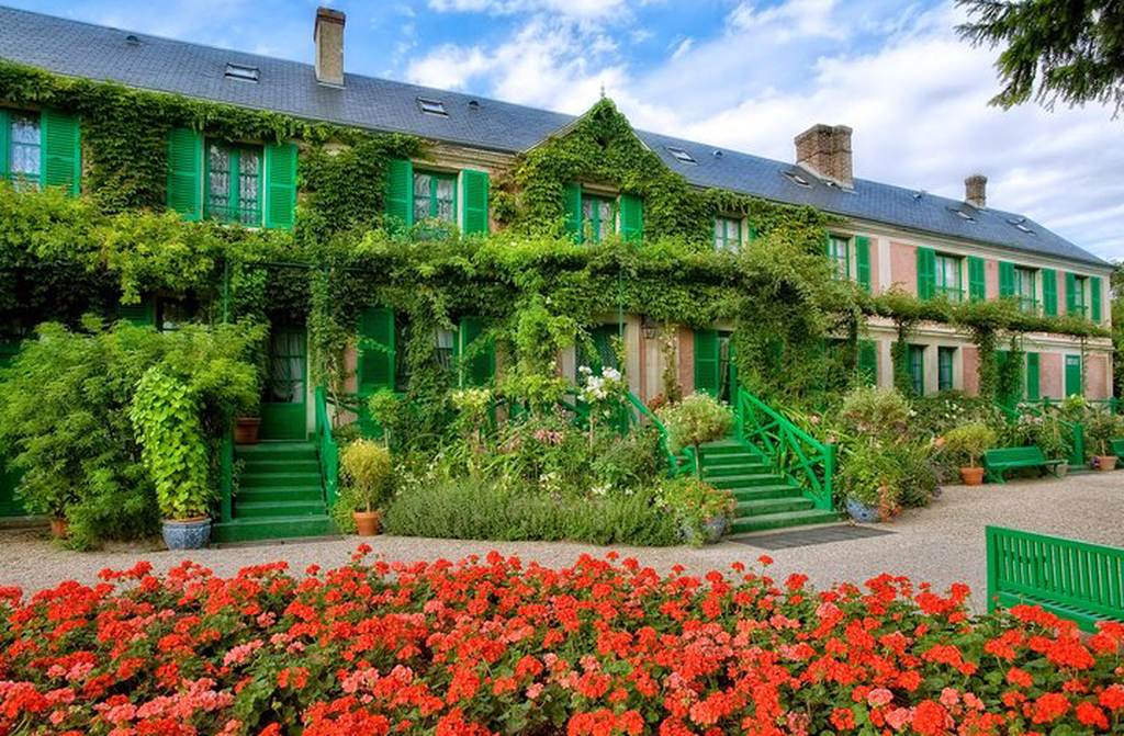 Casa e Jardins de Claude Monet (Giverny, França): Monet viveu aqui por mais de 40 anos. Os jardins com nenúfares e a ponte japonesa inspiraram suas obras impressionistas. A casa tem cômodos coloridos e uma coleção de estampas japonesas.