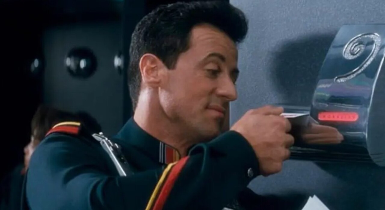 A década de 1990 trouxe “O Demolidor”, que novamente garantiu o topo das bilheteiras para o ator nascido em Nova York.  
