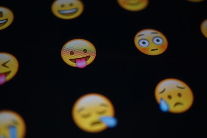 No total, 27% dos entrevistados já se sentiram ofendidos por um emoji em mensagens de trabalho, enquanto 65% evitam usá-los por medo de má interpretação.