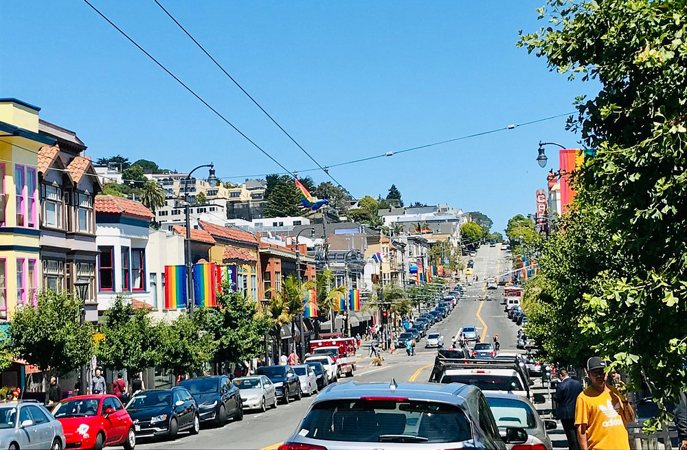 San Francisco é reconhecida mundialmente como uma das cidades mais inclusivas e progressistas em direitos LGBTQIA+. Com forte ativismo, celebrações como a Parada do Orgulho e o histórico bairro Castro simbolizam essa luta por igualdade.
