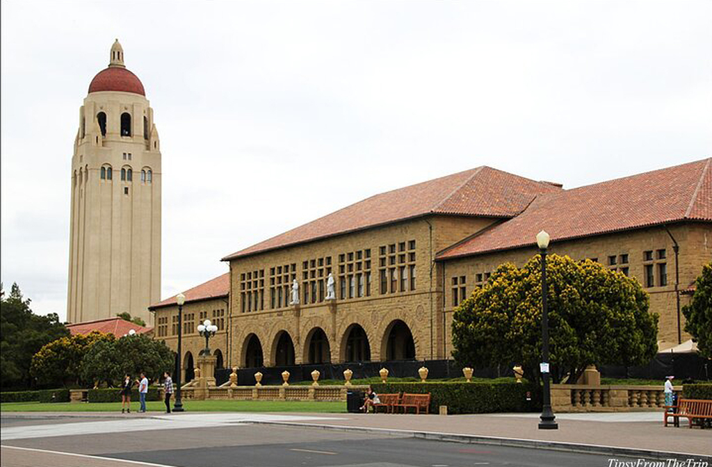 A Universidade de Stanford, localizada em Palo Alto, é uma das instituições mais prestigiadas do mundo. Ela é considerada o berço da inovação tecnológica, tendo impulsionado o surgimento de gigantes do Vale do Silício.