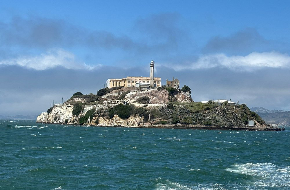 A prisão de Alcatraz funcionou como unidade de segurança máxima entre 1934 e 1963, isolada na baía de San Francisco. Ela abrigou criminosos famosos como Al Capone e ficou conhecida por sua fama de ser impossível de escapar.