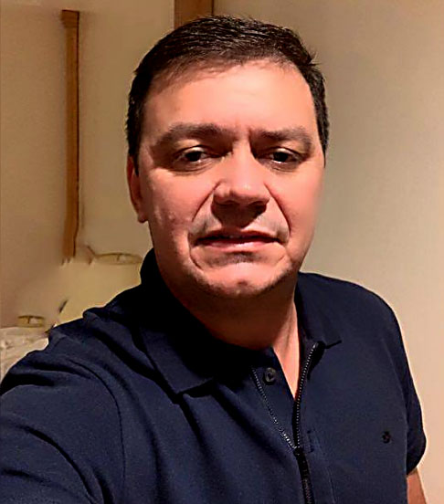 Paulinha Abelha foi convidada para entrar no time do Calcinha Preta em 1998. Quem a descobriu foi o empresário e produtor musical Gilton Andrade (foto), que montou a banda. Outro grande trabalho foi montar o Mulheres Perdidas.