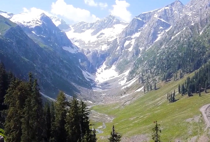 A região também é relativamente isolada, com acesso dificultado por estradas sinuosas e condições climáticas severas, especialmente no inverno. 