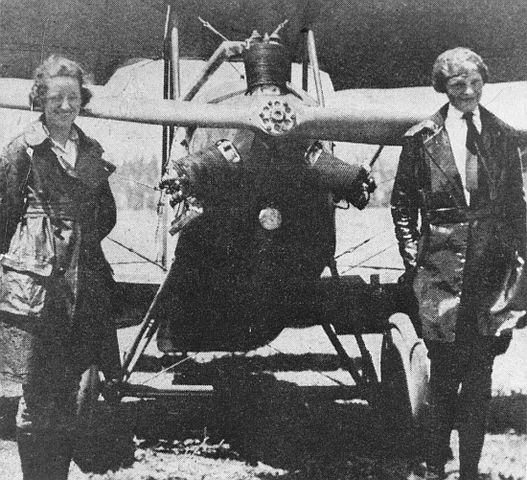 Amelia começou a aprender a pilotar em 1921 com Anita Neta Snook (na foto, Neta à esquerda e Amelia à direita). Amelia andava 6,5 km do ponto final do ônibus até a base aérea para o aprendizado. Talentosa, superou as expectativas. 