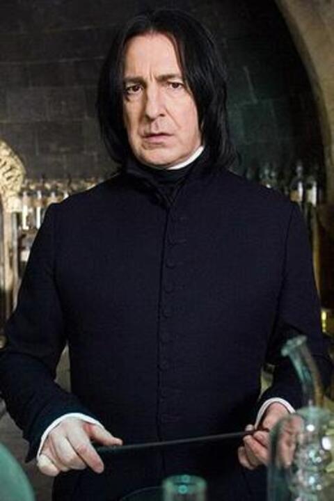 Severo Snape é um bruxo complexo e misterioso que desempenha um papel crucial na trama. Snape é apresentado como professor de Poções em Hogwarts e, mais tarde, assume o cargo de professor de Defesa Contra as Artes das Trevas.