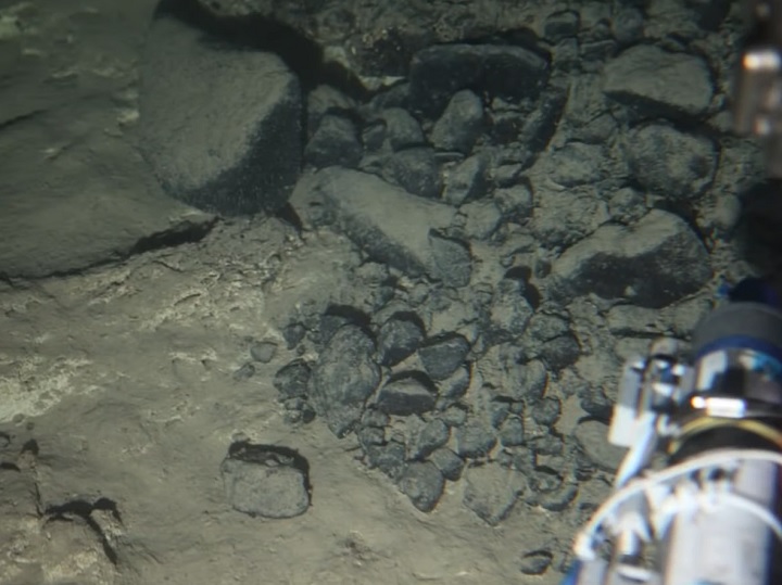 Cerca de 40 milhões de anos atrás, houve um último período de atividade vulcânica na parte oeste da elevação. Foi nessa região, onde a lava se solidificou, que os cientistas descobriram a argila vermelha.