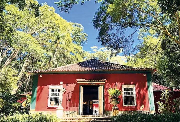 O tradicional restaurante Os Esquilos, localizado no Alto da Boa Vista, Rio de Janeiro, completou 80 anos em 2025 com uma programação especial.