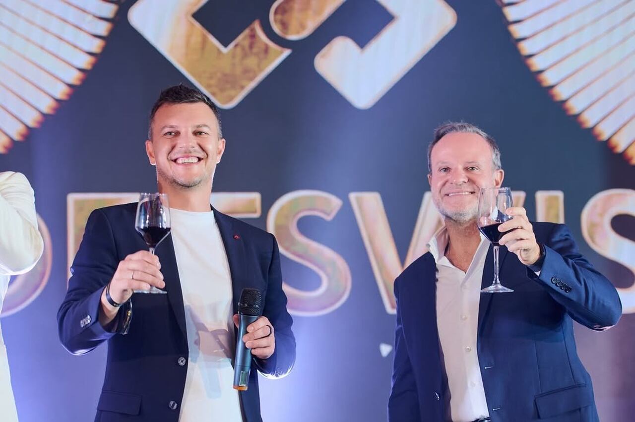 Para ser um vencedor, é preciso ser consistente, trabalhar duro todos os dias e estar cercado por pessoas que que acreditam nos mesmos princípios, destacou Rubens Barrichello em sua palestra. A fala foi recebida com entusiasmo por líderes do setor e fãs do automobilismo presentes no evento.